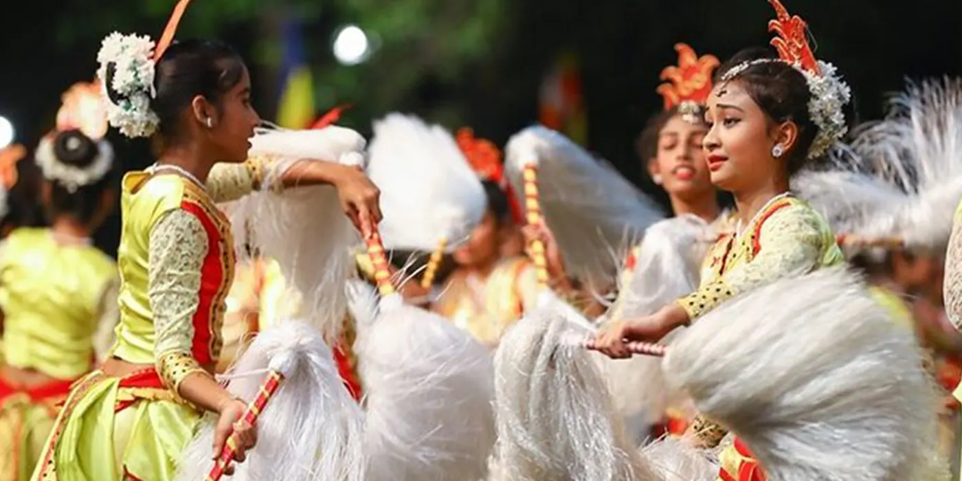 Dancing girls in Kandy Esala Perahera